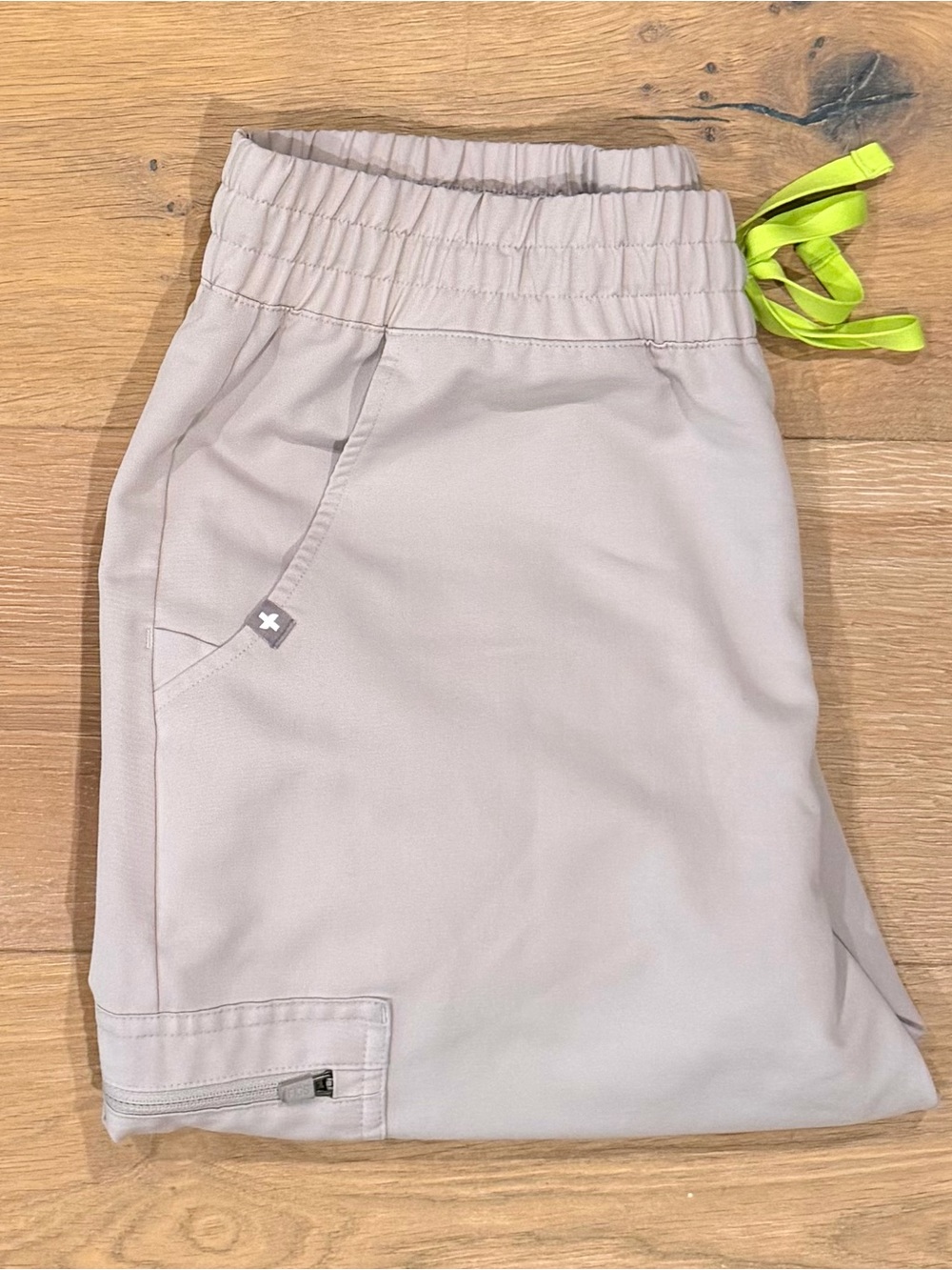 FIGS Zamora High Waisted Women’s Scrub Pants Size M/P Cream with Neon Drawstring